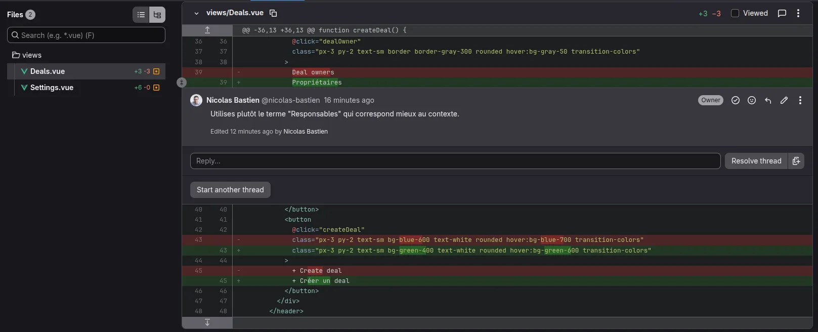 Vue d’ensemble d’une merge request Git : discussion entre développeurs sur une modification précise, avec commentaires ligne par ligne avant intégration