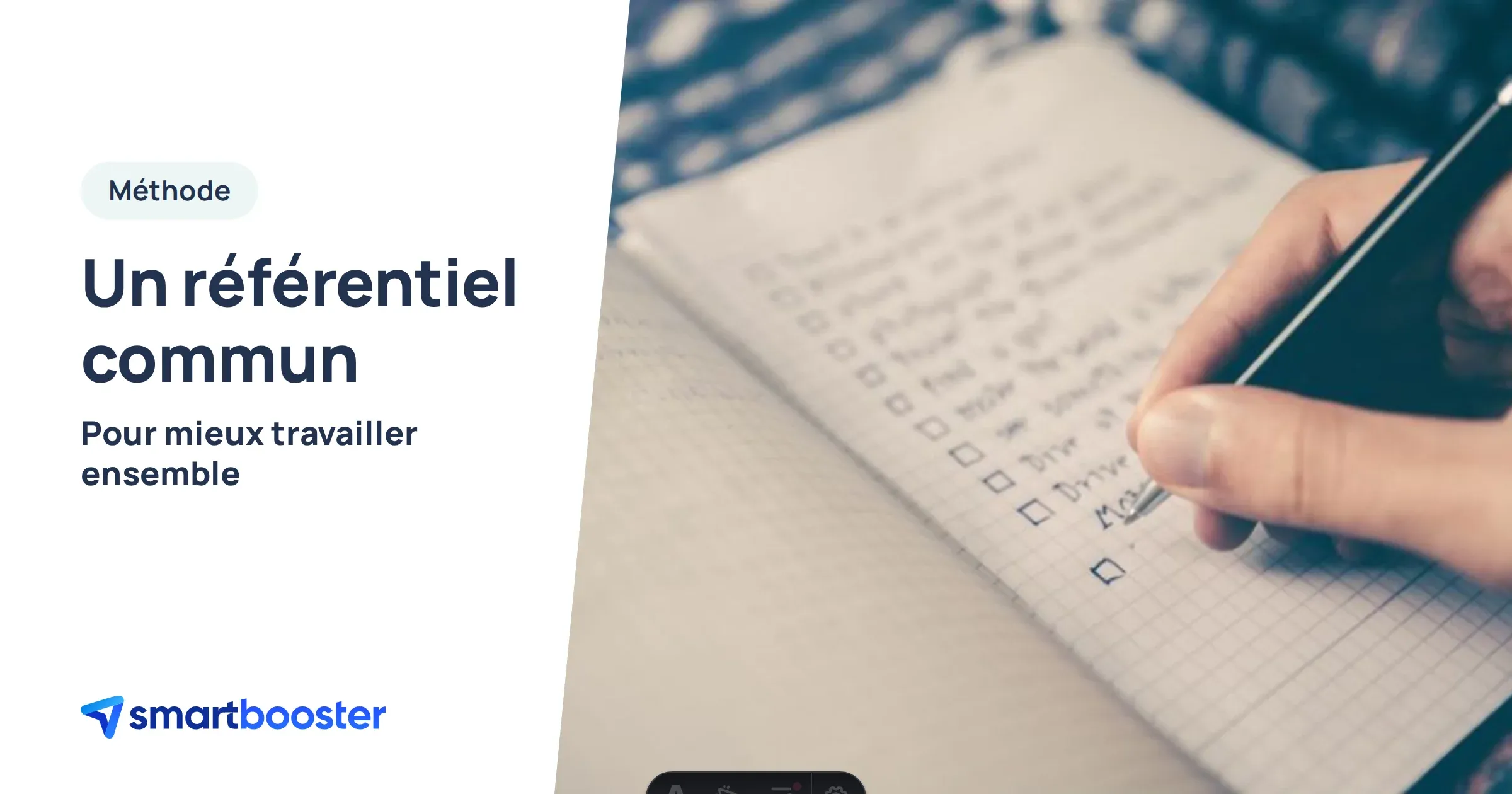 Main écrivant une liste de tâches dans un carnet