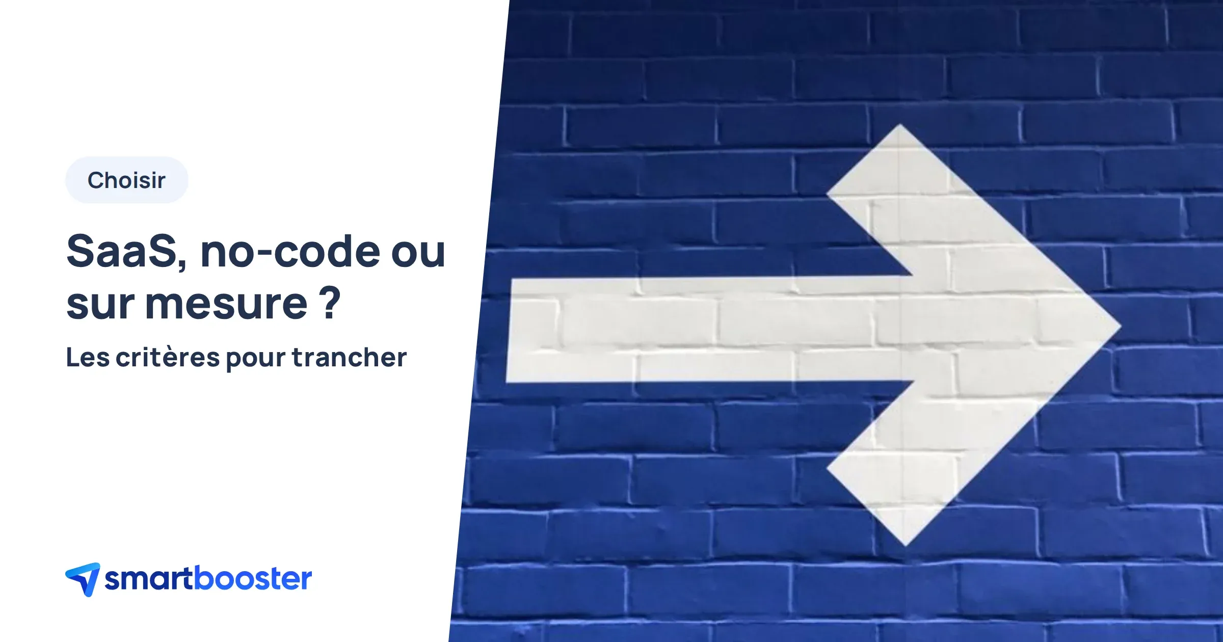 Flèche blanche peinte sur un mur bleu