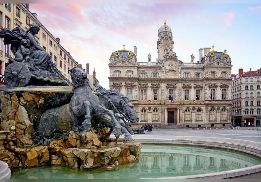 Place des Terreaux à Lyon avec la Fontaine Bartholdi et l'Hôtel de Ville
