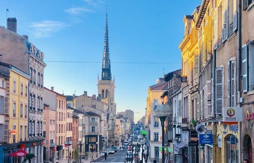 Rue principale de Villefranche-sur-Saône avec l'église Notre-Dame-des-Marais